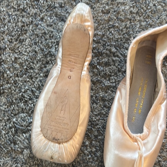 Women's Pink Ballet Pointe Shoes - Picture 4 of 6